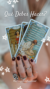 Mano sosteniendo cartas de tarot con el texto Qué Debes Hacer sobre fondo desenfocado